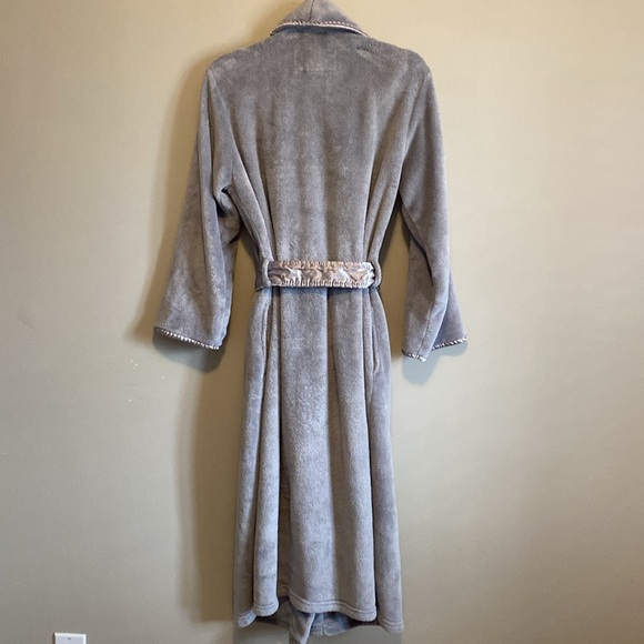 Oscar de la Renta bathrobe with beautiful trimming and belt. Size small. Gray. - Picture 8 of 12